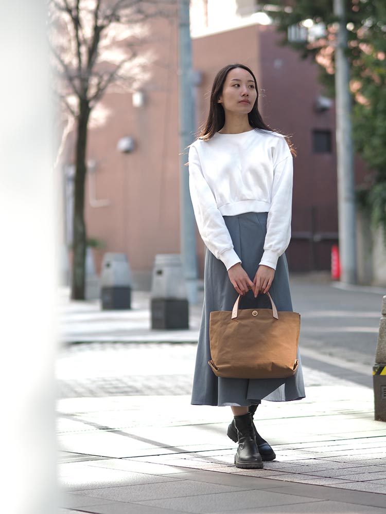 フレアスカートを合わせたナチュラル系通勤スタイル