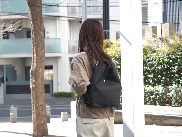 ベージュ系でまとめたファッションに黒のリュックを合わせると大人っぽくキレイめな印象に。