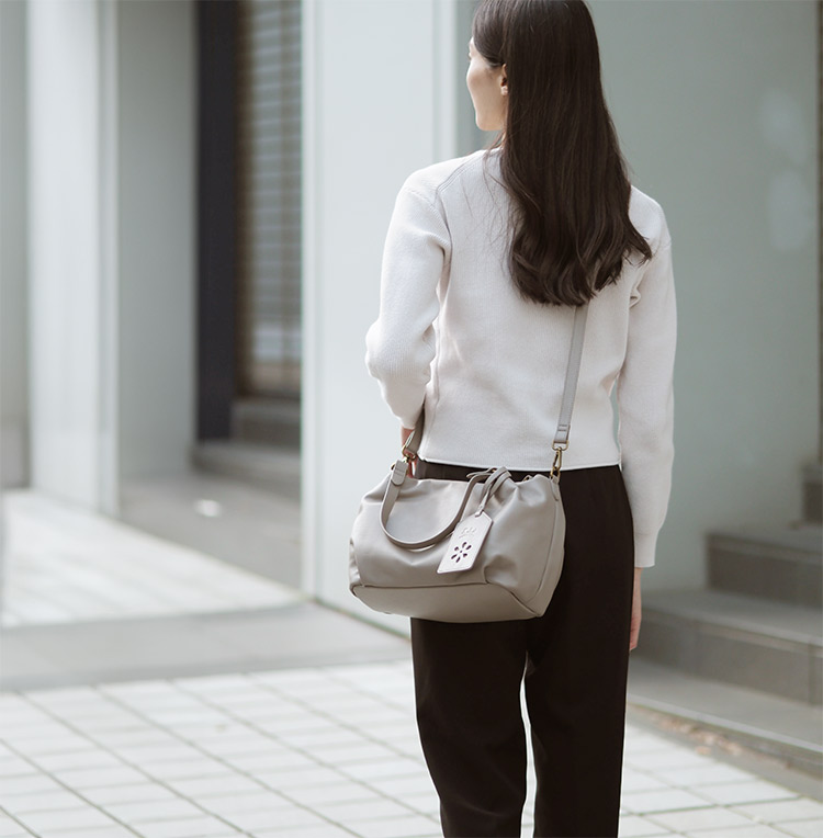 ショルダーバッグを持っている様子