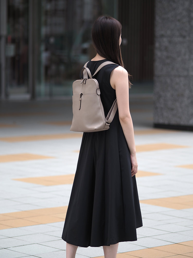 ブラックワンピースでキレイめスタイルが完成。