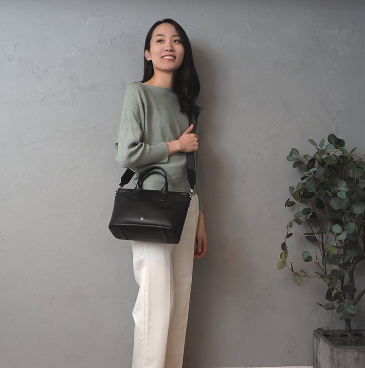 グリーンのトップスと清潔感のある白のパンツはきちんと感が得られる色合わせ。