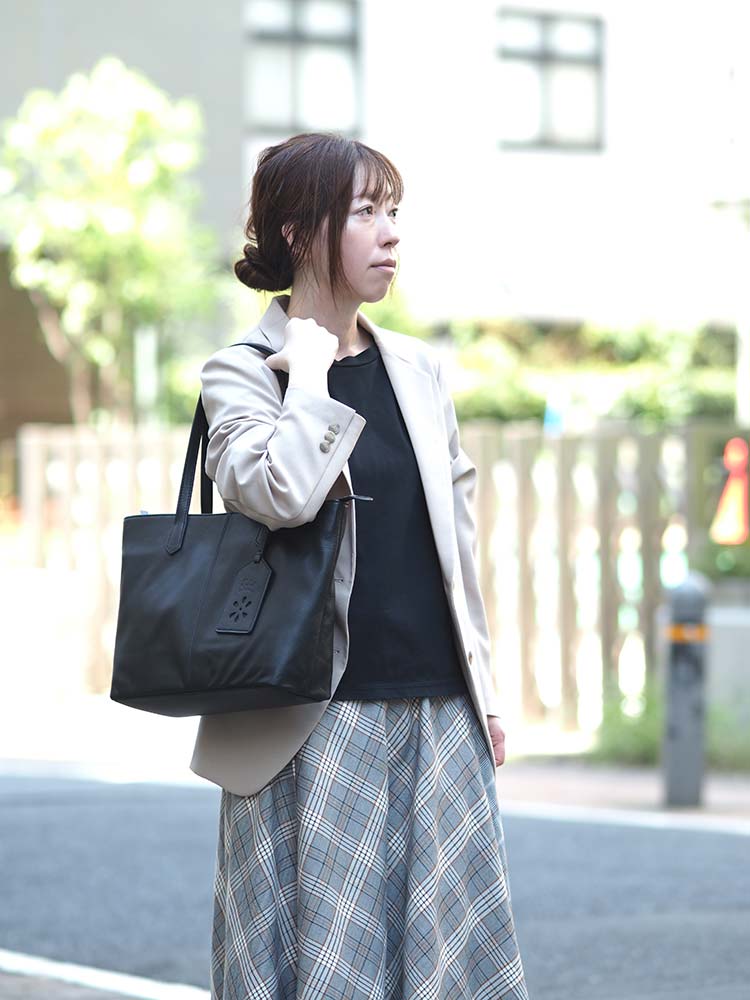ベージュのジャケットと合わせれば、シンプルながらも知的で洗練された印象に。ほどよいきちんと感を保ちながら、落ち着いた大人の通勤スタイルを演出してくれます。