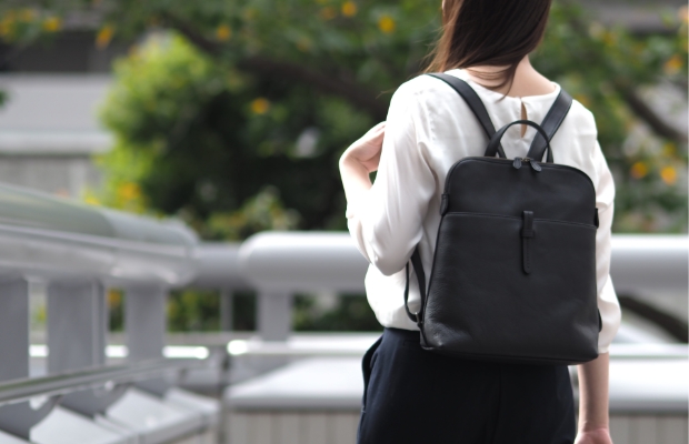 ノートパソコンは入れる?ビジネスバッグの最適サイズと選び方|通勤コーデも紹介