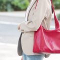 ワンショルダーバッグを持っている様子