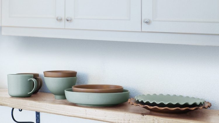 
スタッキング可能な磁器の皿