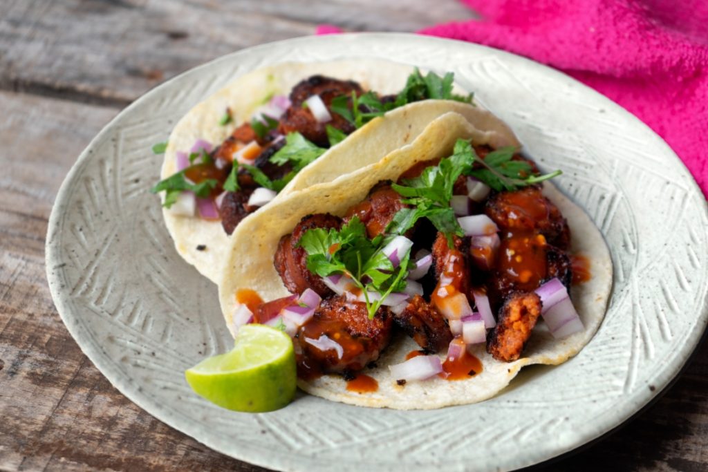 タコスがお皿に載っている様子