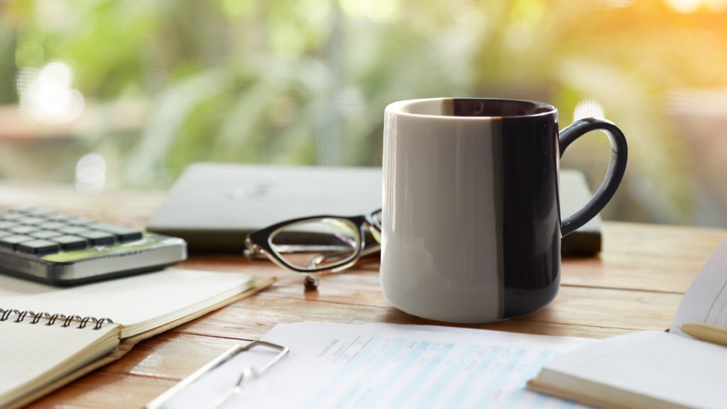 机にマグカップを置いている様子