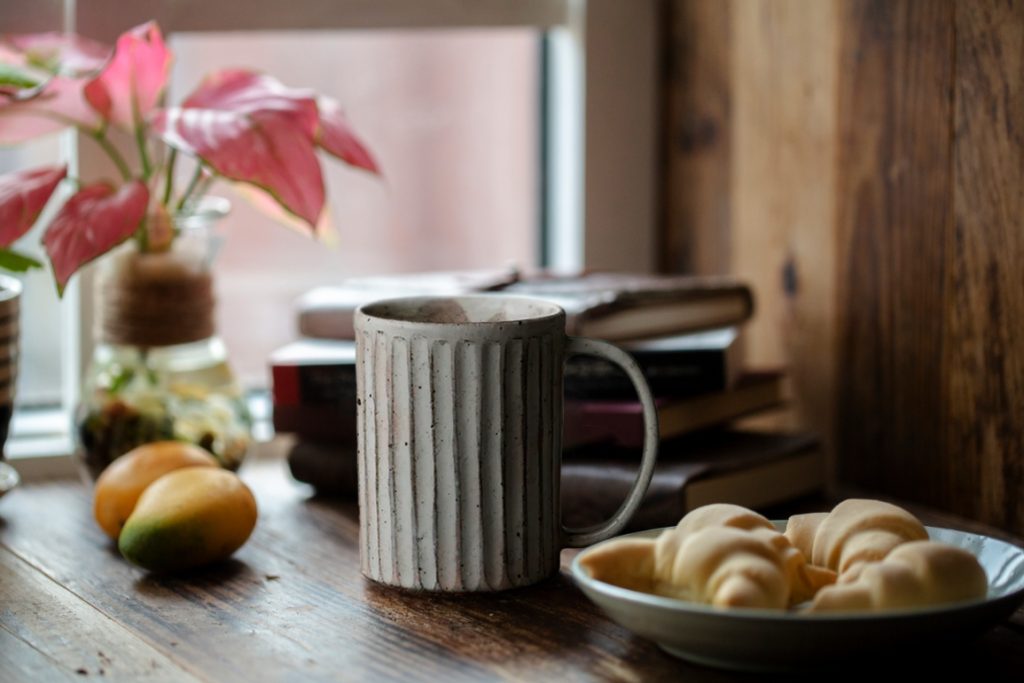 マグカップがテーブルに置かれている様子