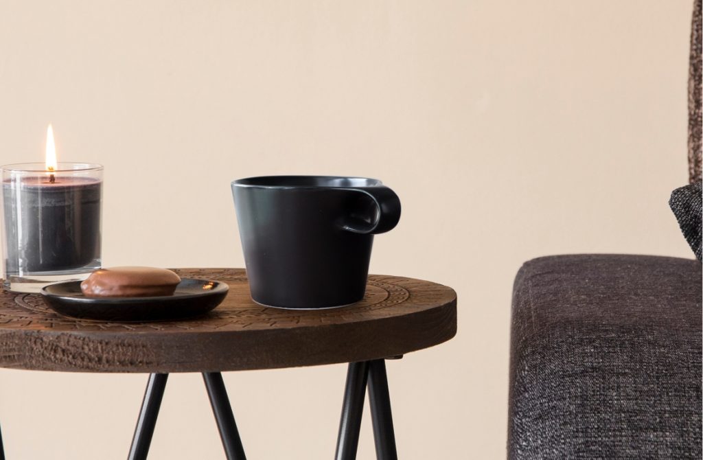マグカップがテーブルに置かれている様子