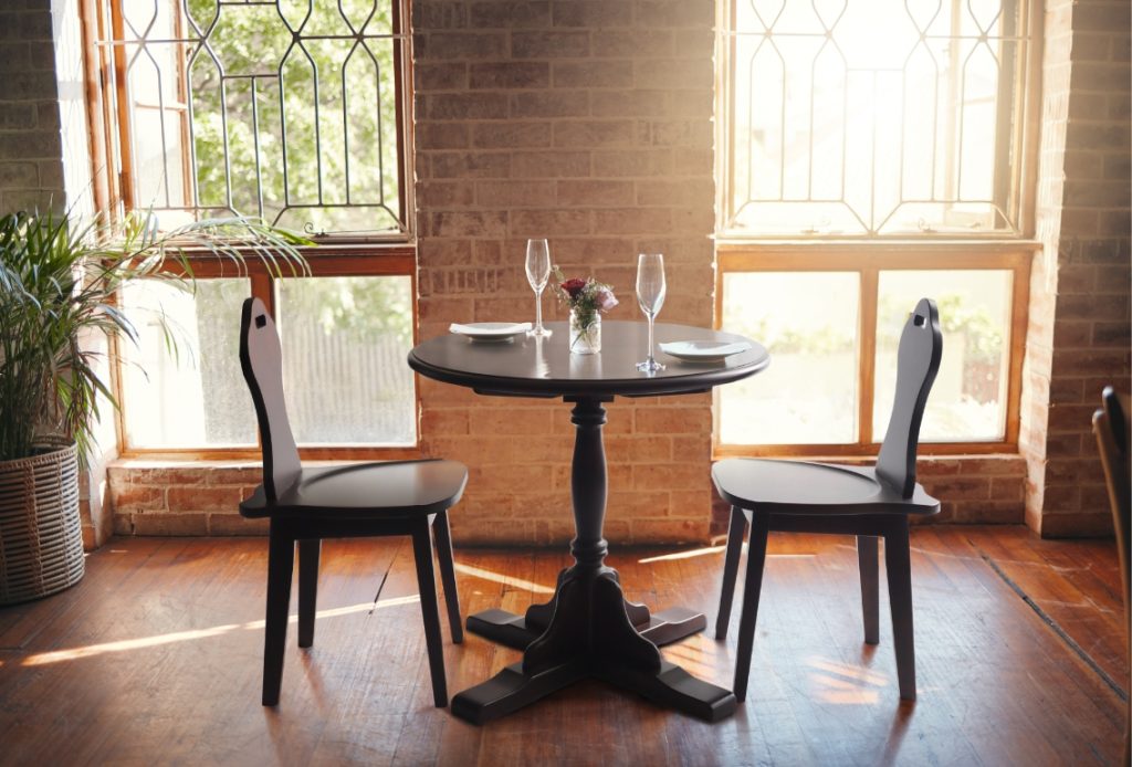 丸テーブルとチェア2脚が置かれている様子