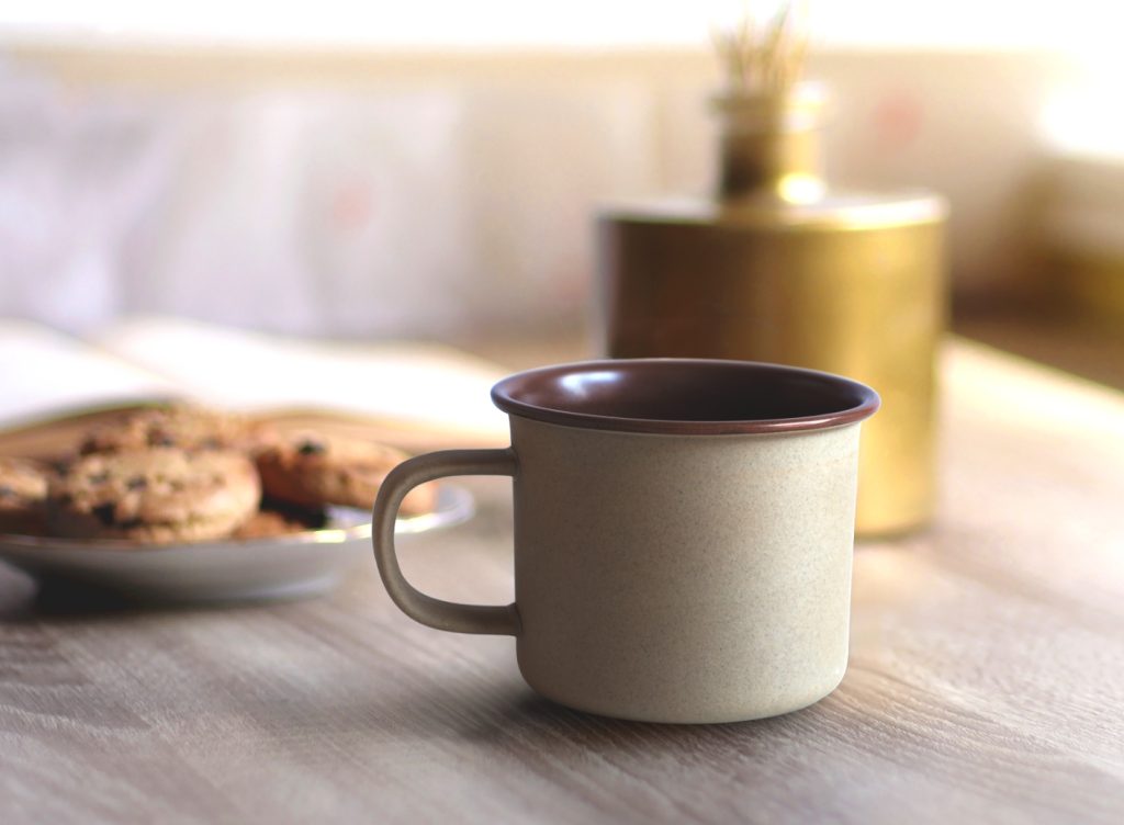 マグカップがテーブルに載っている様子