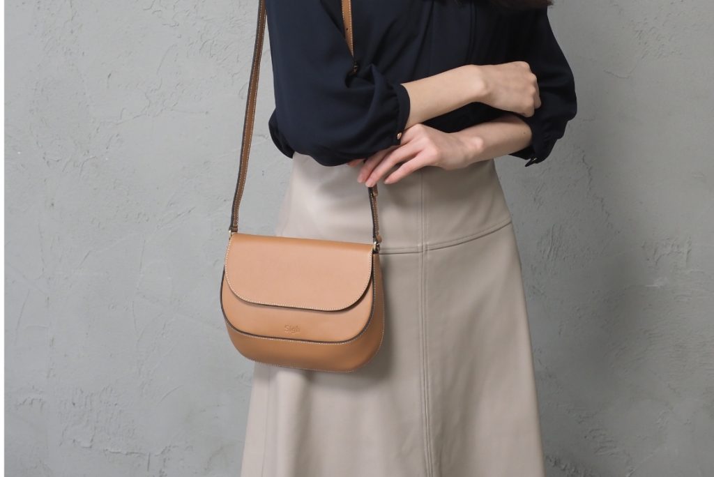 入学式のバッグを持っている様子