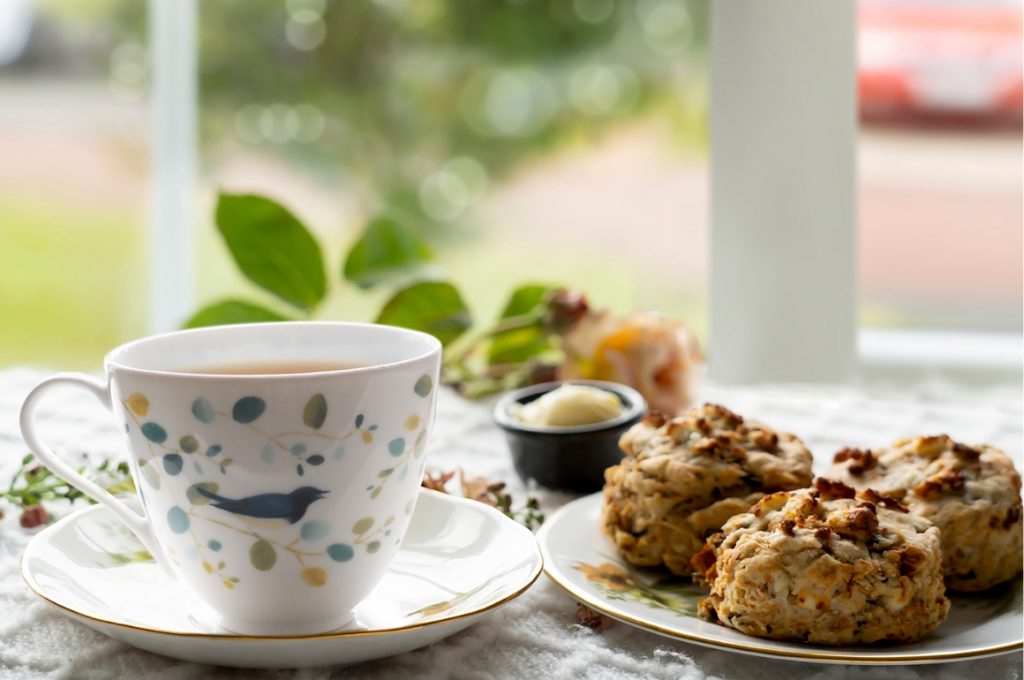 鳥の柄のマグカップとスコーン