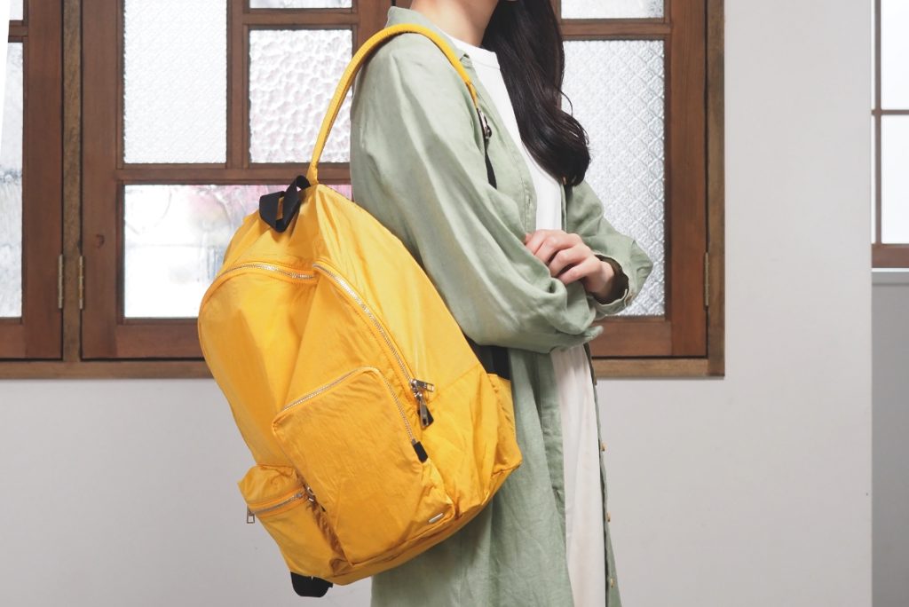 イエローのリュックを持っている様子