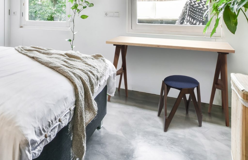 ベッドルームにスツールが置かれている様子