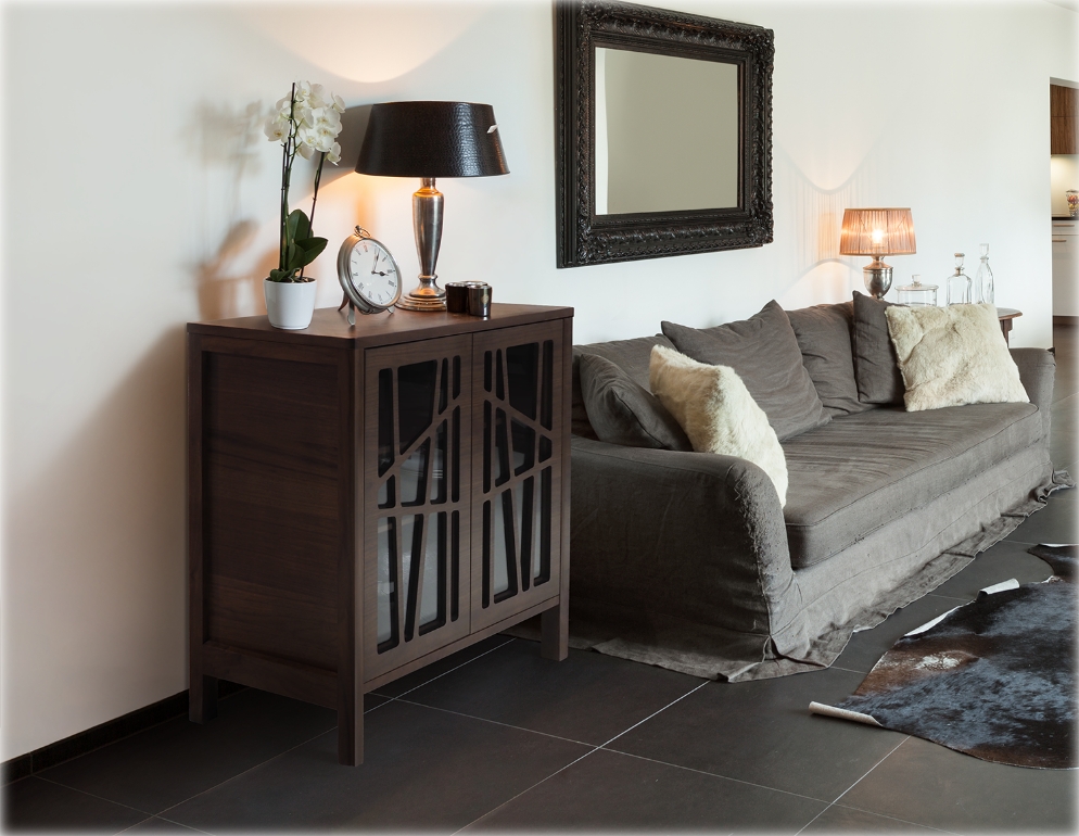 収納家具を置いている様子