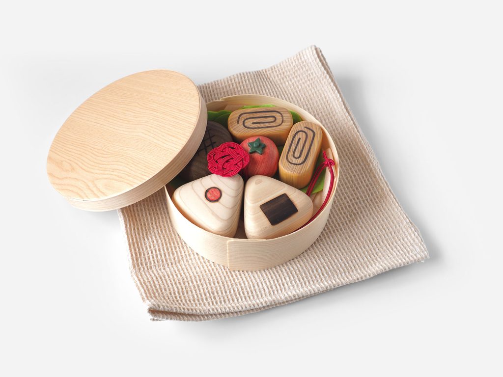 お弁当の中に積み木が入れられている様子