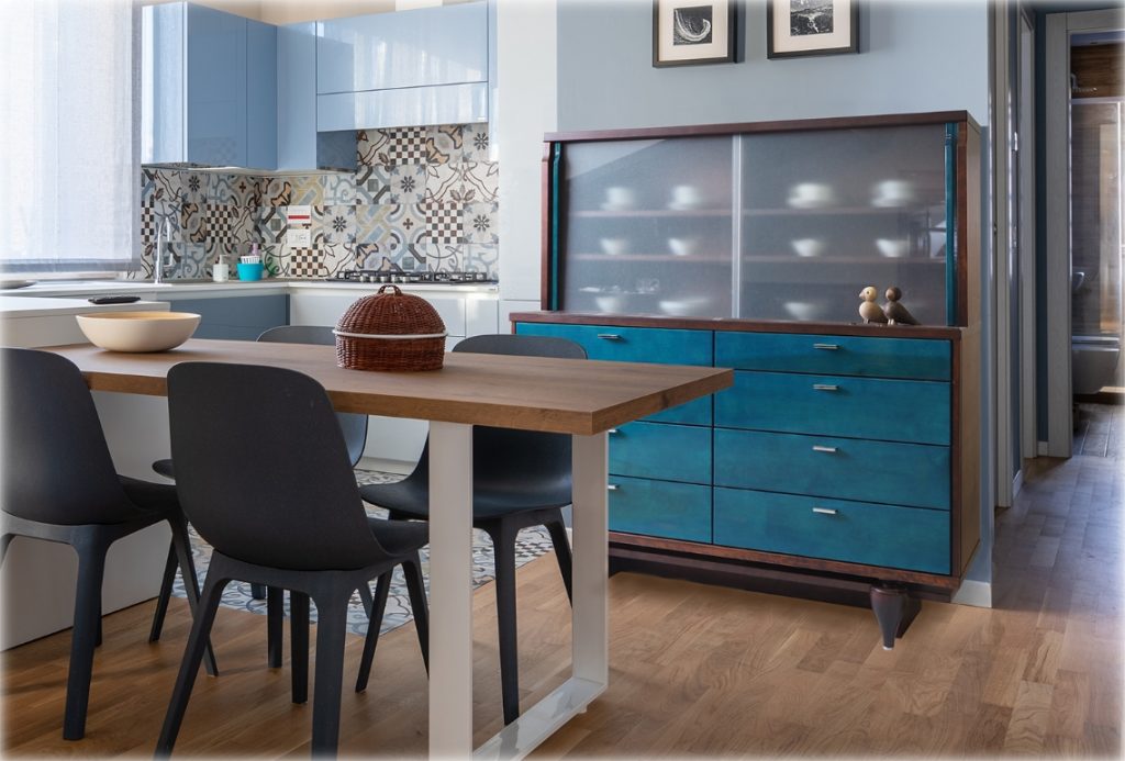 収納家具を置いている様子