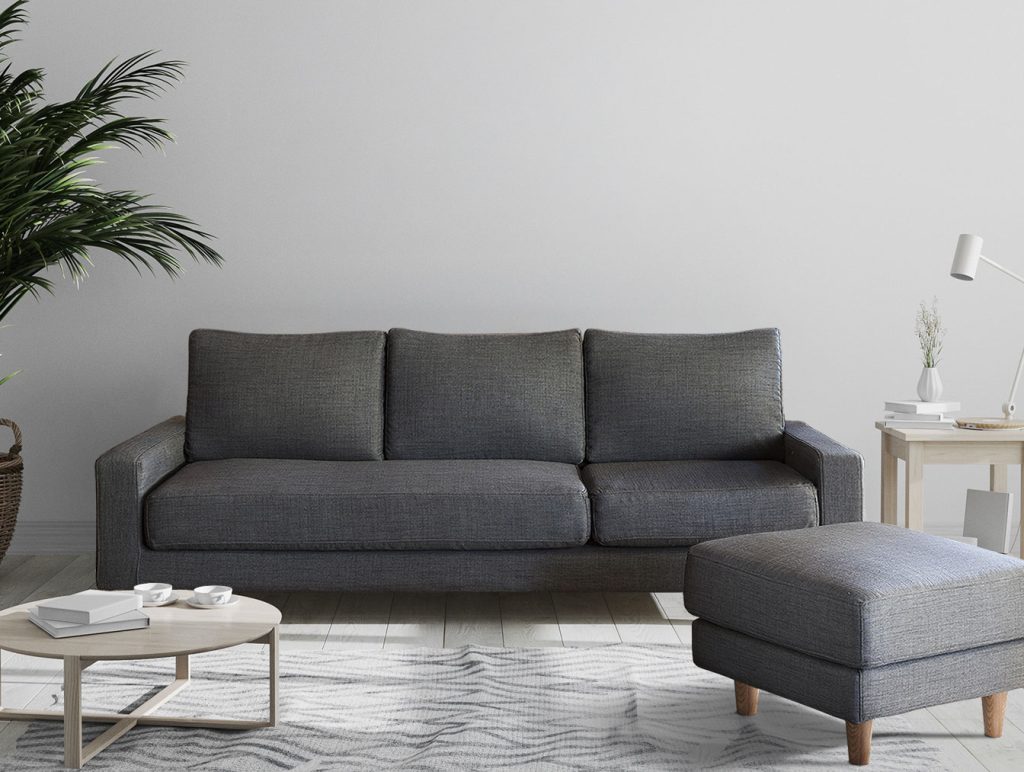 3人掛けソファを壁際に置いている様子