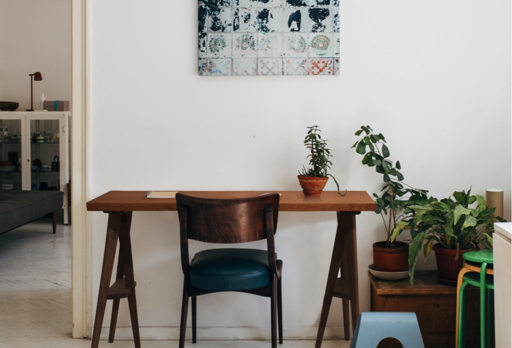 壁に沿って置かれたデスク