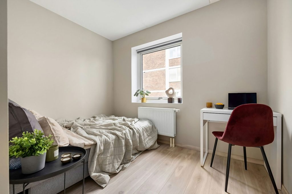 ワンルームの部屋にベッドが置いてある様子