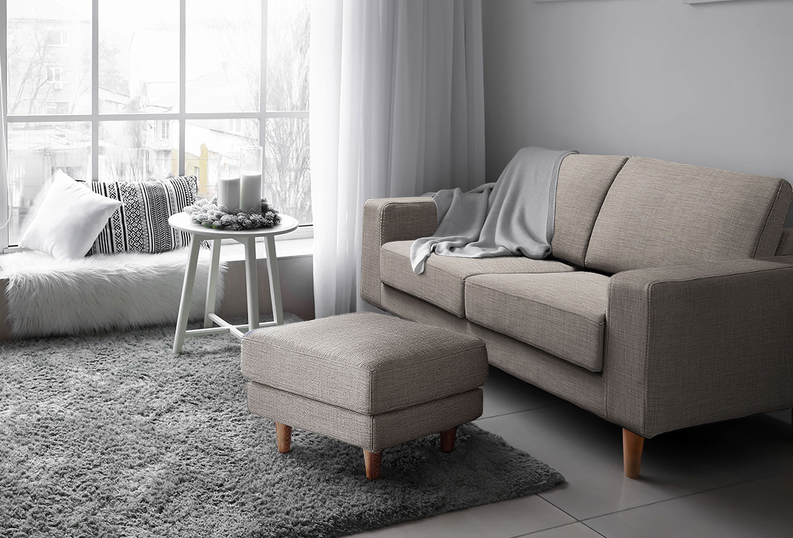 2人掛けソファを置いている様子