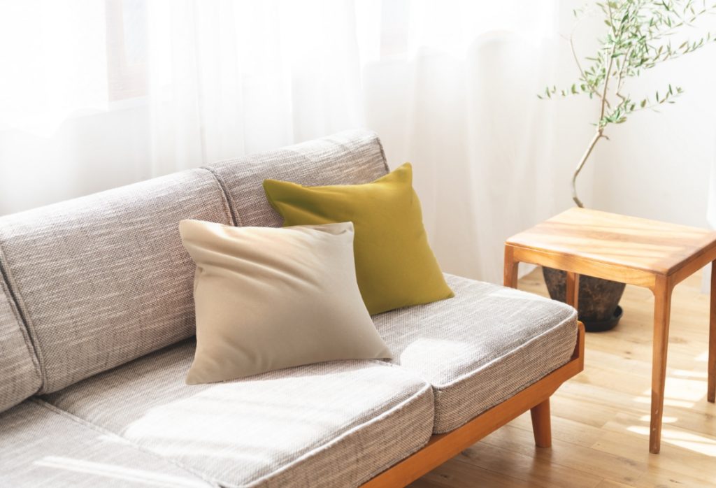 クッションがソファに置かれている様子