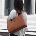 トートバッグで通勤する様子