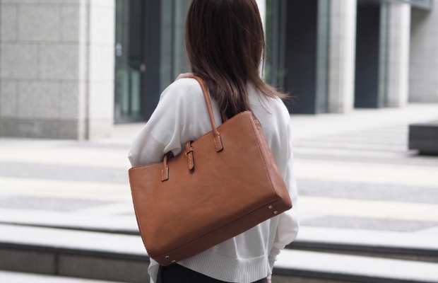 通勤バッグはトートとリュックどっちが便利？働く女性のための比較ガイド